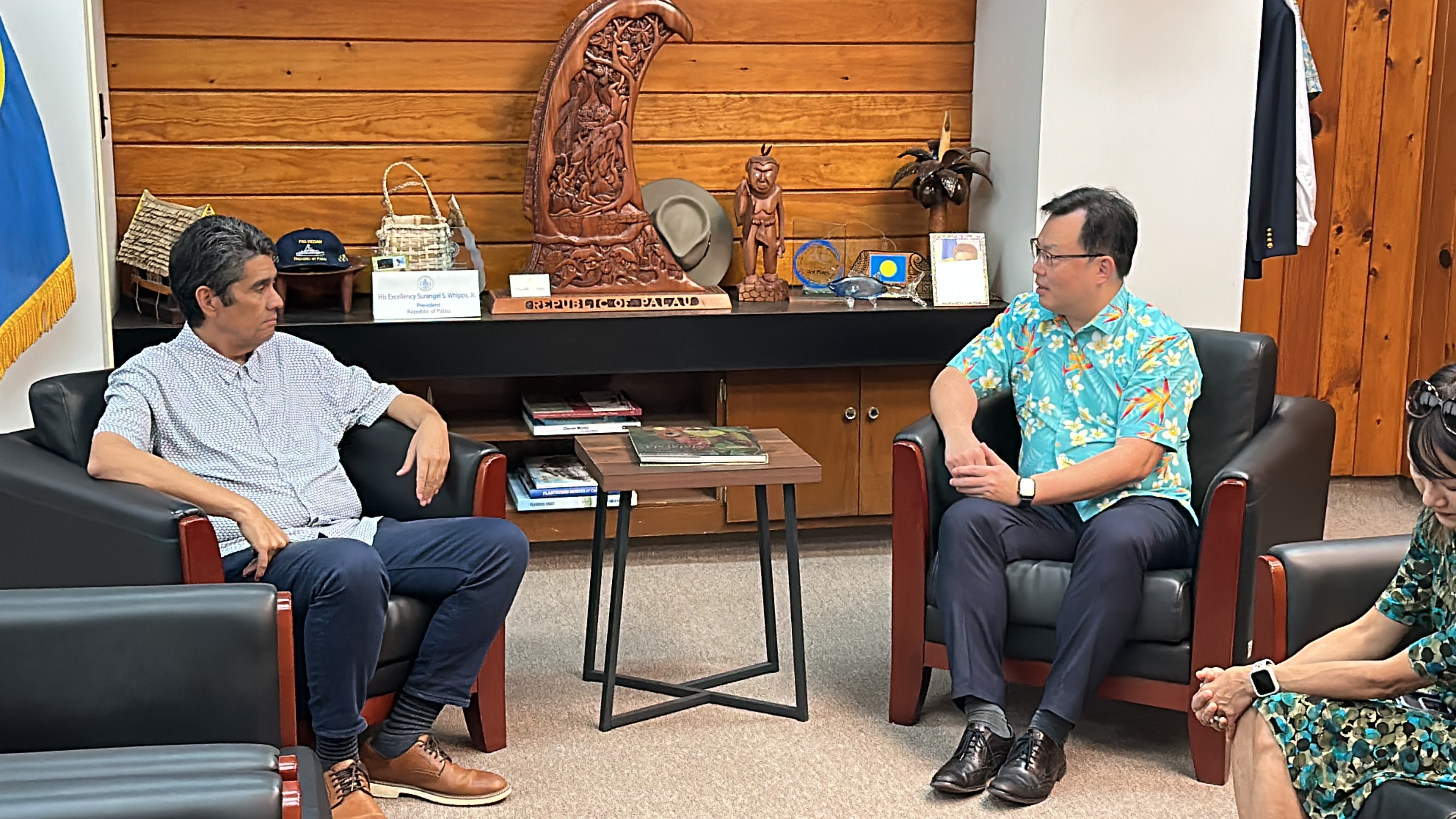 (圖)Sports Administration Director-General Cheng Shih-chung (right) visited Palau President Surangel S. Whipps Jr. (left) and expressed the hope of bilateral sports exchange and cooperation can be enhanced.